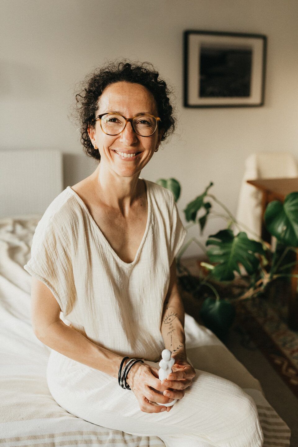 Julie Gautier, naturopathe à Rouen, souriante dans son intérieur