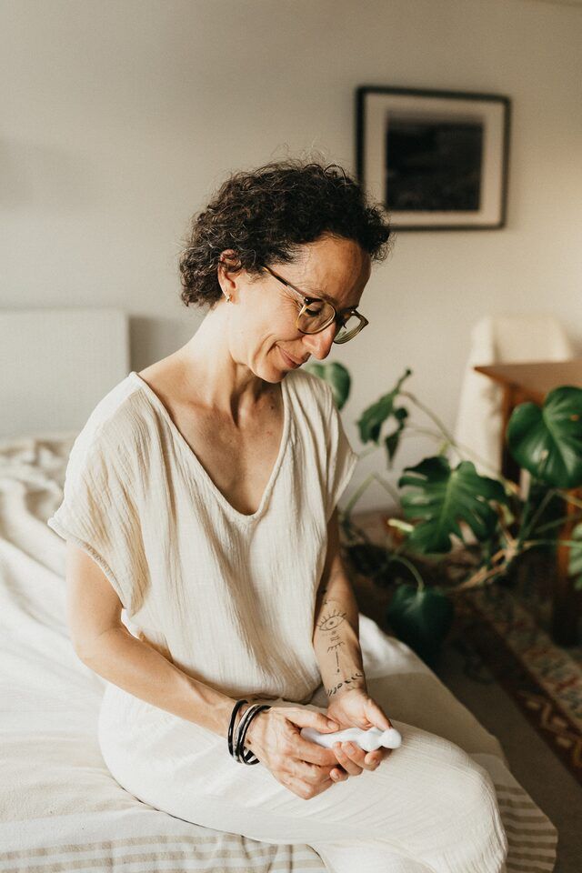 Julie Gautier tenant une petite statuette blanche entre ses mains