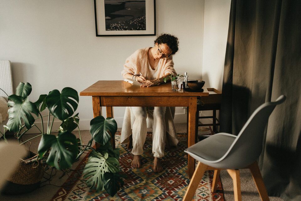 Julie Gautier à sa table de travail, entourée de plantes