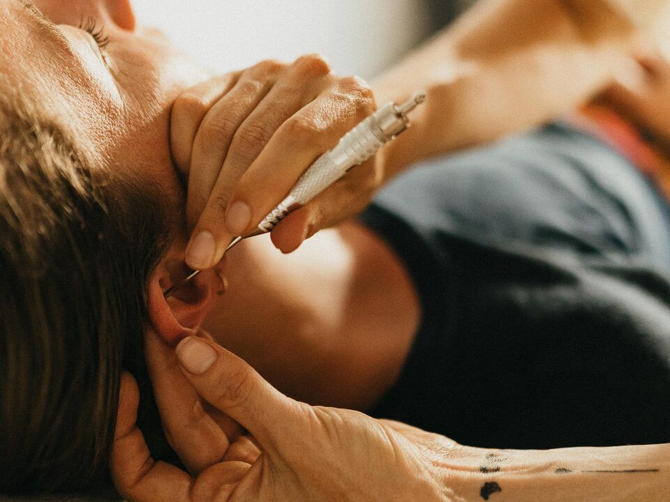 Séance de techniques réflexes auriculaires : stimulation d’un point du pavillon de l’oreille